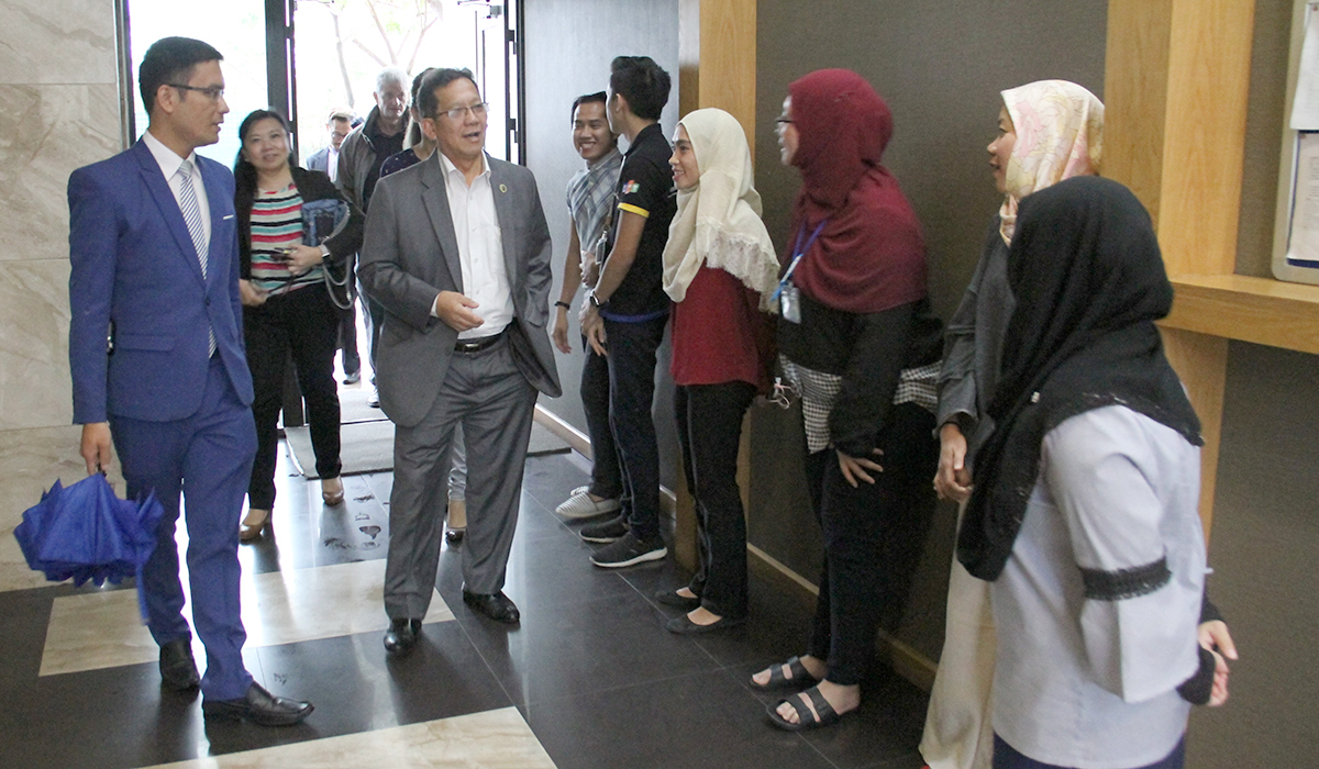 <p style="text-align:justify;"> Chuyến thăm FPT của ông <span style="color:rgb(0,0,0);text-align:justify;">Haji Suyoi bin Haji Osman nhân dịp Tuần lễ cấp cao APEC tại Đà Nẵng. Rất nhiều sinh viên Brunei đang học tập và thực tập tại FISEC đã ra chào đón khi ông xuất hiện tại trung tâm. </span></p>