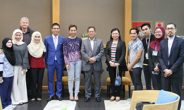 Bộ trưởng Giáo dục Brunei 'đội mưa' thăm FPT
