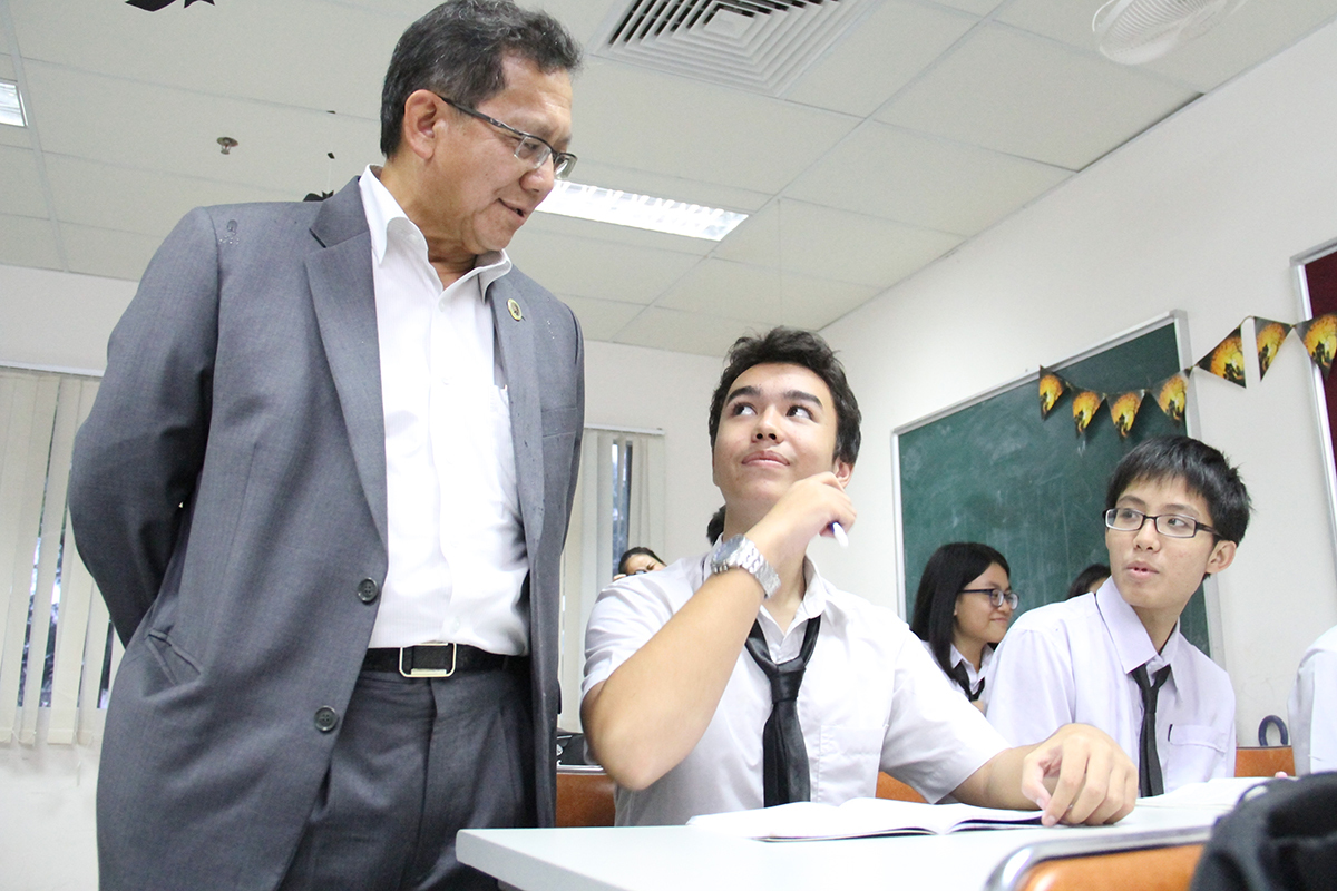 <p style="text-align:justify;"> Bằng sự thân thiện, ông Osman đã mang đến những chia sẻ thú vị về đất nước và nền giáo dục Brunei cho học sinh FPT hiểu. </p>