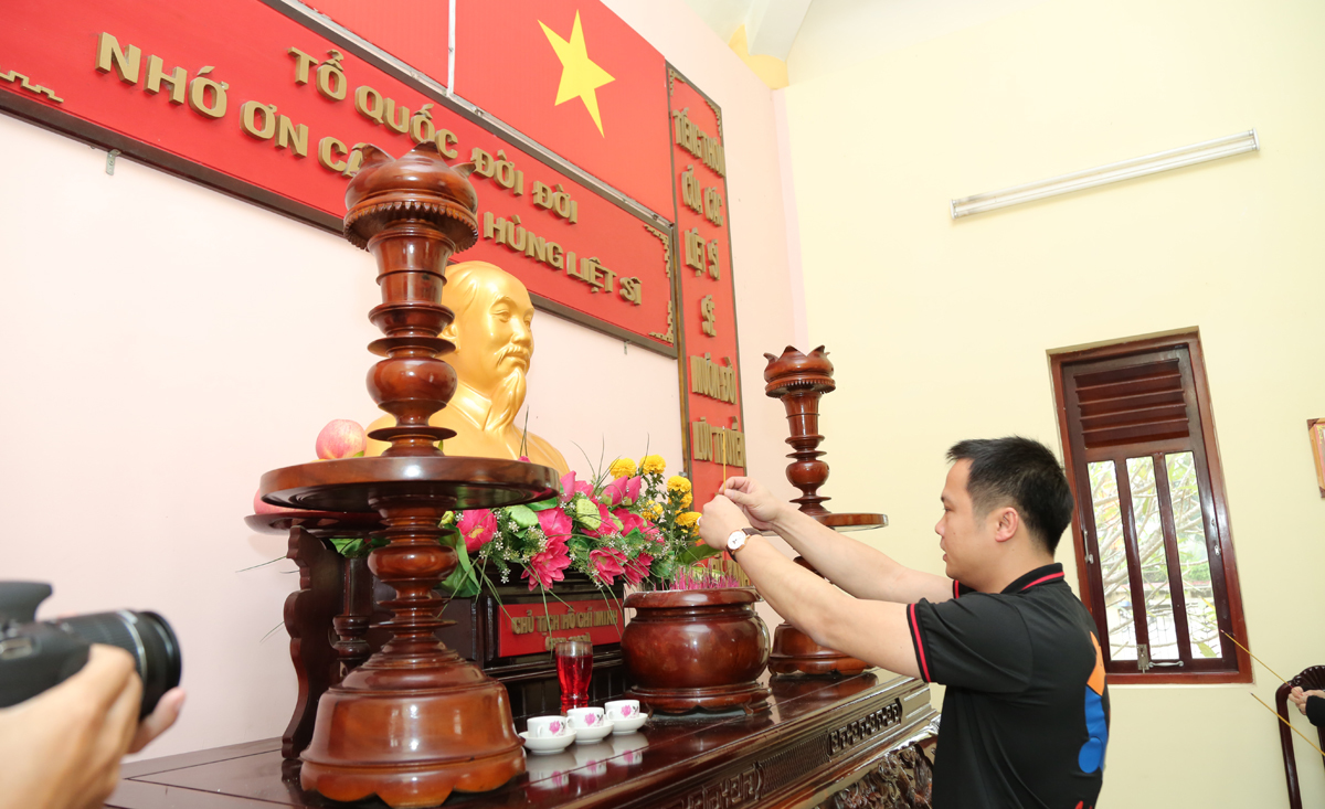 <p class="Normal"> <span>Ảnh TGĐ Nguyễn Văn Khoa tháp nhang tưởng nhớ Chủ tịch Hồ Chí Minh tại đền thờ trong khuôn viên nghĩa trang.</span></p>