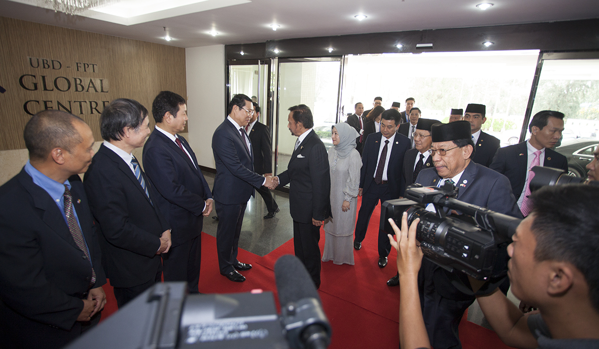 <p class="Normal" style="text-align:justify;"> Quốc vương Brunei bắt tay Chủ tịch Huỳnh Đức Thơ và lãnh đạo FPT. Ông Thơ cảm ơn Quốc vương đã dành sự quan tâm đặc biệt đến Đà Nẵng nói chung và FPT nói riêng. <span>Đây cũng là lần đầu tiên lãnh đạo cao nhất của một quốc gia thăm chính thức FPT tại Đà Nẵng. </span></p>