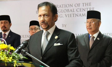 Quốc vương Brunei đến thăm trung tâm tiếng Anh đại học FPT