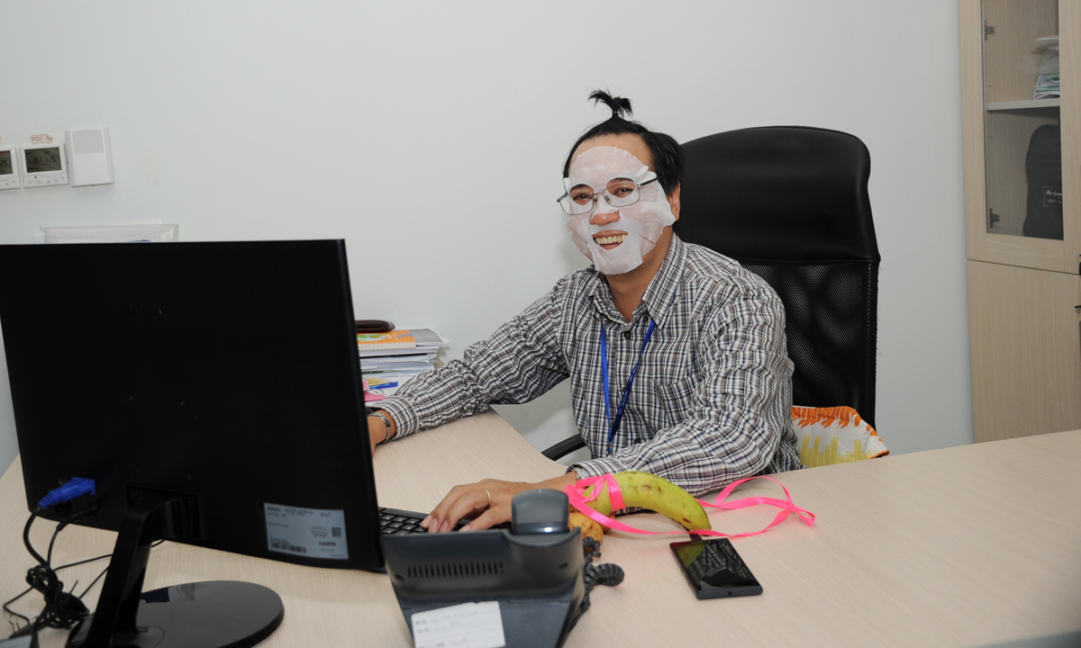 <p> Phó Ban Chất lượng Đinh Quang Tuấn, tỏ vẻ phấn khích khi được trang điểm tóc, làm sạch mặt và đắp mặt nạ dưỡng da.</p>