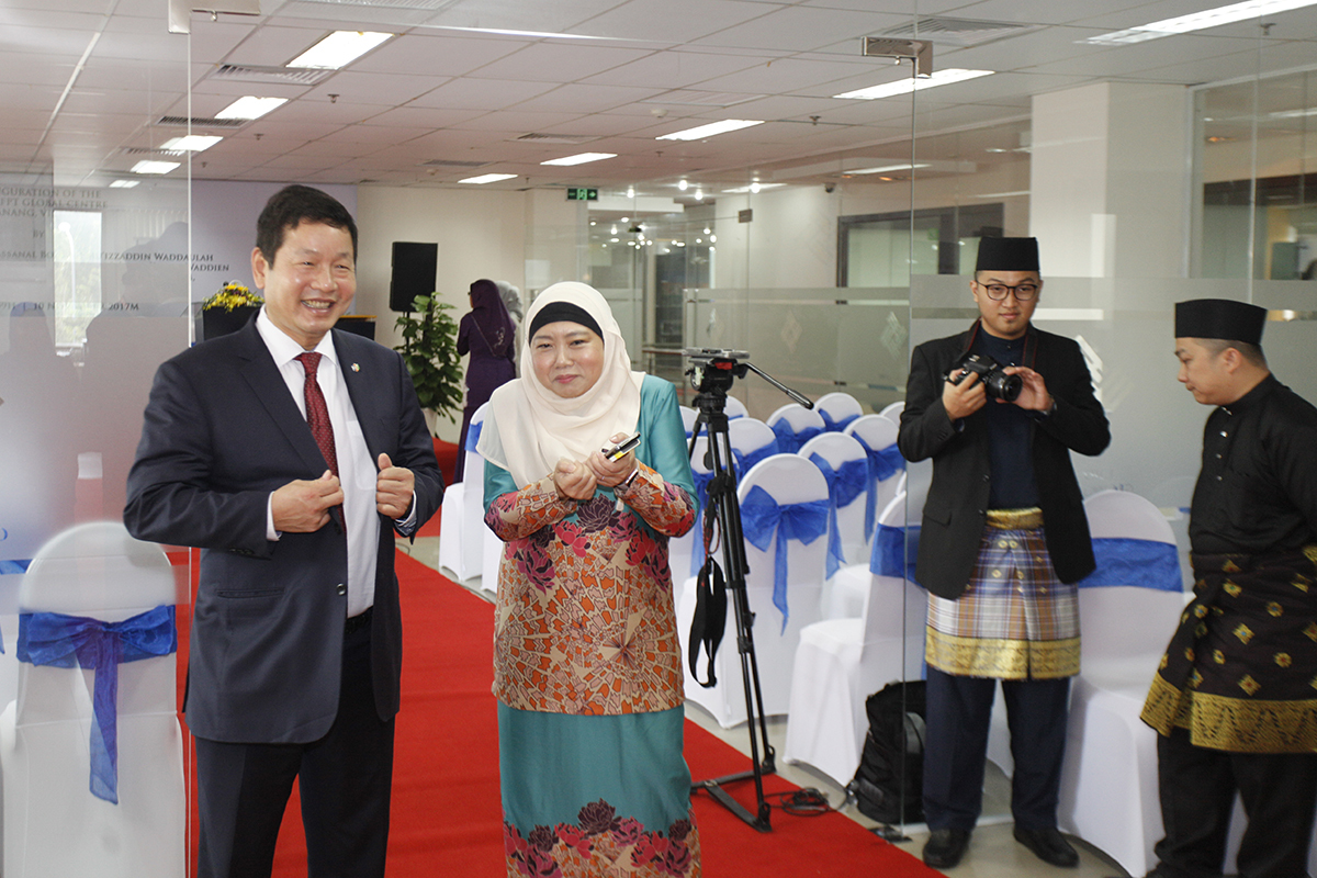 <p class="Normal" style="text-align:justify;"> Ngày 10/11, Chủ tịch FPT Trương Gia Bình đã tham dự lễ khánh thành Trung tâm tiếng Anh - FPT UBD Global Centre. Trung tâm là sản phẩm hợp tác giữa Tổ chức Giáo dục FPT (FPT Edu) và Đại học Quốc gia Brunei. <span>Buổi lễ khánh thành còn có sự hiện diện của Quốc vương Brunei Hassanal Bolkiah, và Chủ tịch UBND TP Huỳnh Đức Thơ.</span></p>