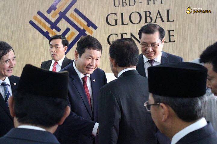 <p> <span style="text-align:justify;">Chủ tịch FPT Trương Gia Bình cho biết, chuyến thăm của Quốc vương Brunei càng trở nên ý nghĩa khi Đại học Quốc gia Brunei chọn FPT làm đối tác để mở trung tâm tiếng Anh. Đây là cơ hội cũng là cơ sở để thúc đẩy Cuộc cách mạng 4.0.</span></p>