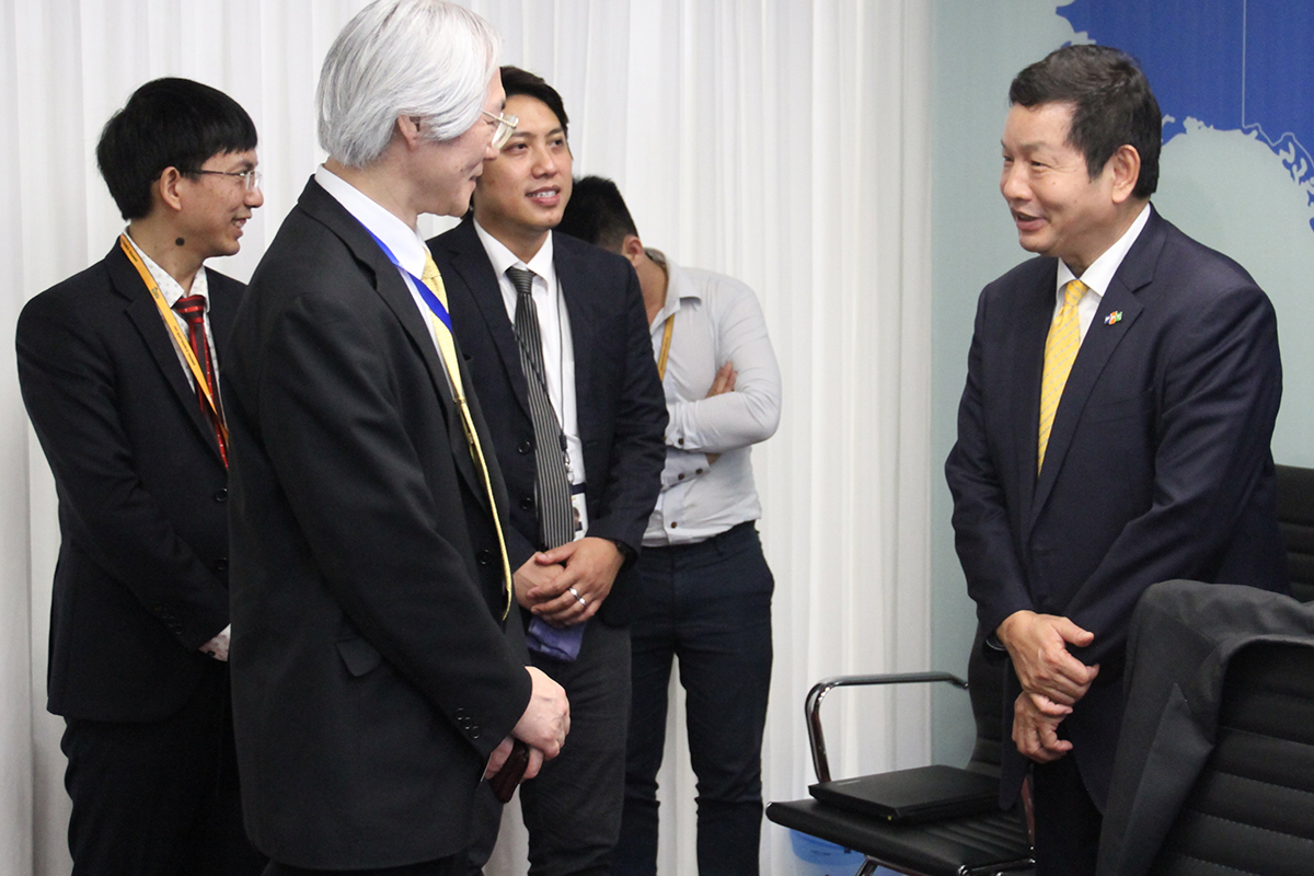 <p style="text-align:justify;"> Sau phần giới thiệu ngắn, ông Masahiko Tominaga đã gặp Chủ tịch FPT Trương Gia Bình tại phòng họp. Anh Bình gửi lời cảm ơn Thứ trưởng đã đến thăm FPT, và mong muốn Nhật Bản - Việt Nam tiếp túc đẩy mạnh mối quan hệ tốt đẹp. </p>
