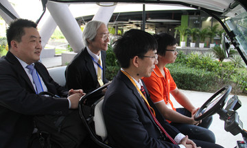 Thứ trưởng Nhật Bản ngồi xe tự lái đi vòng quanh FPT Complex