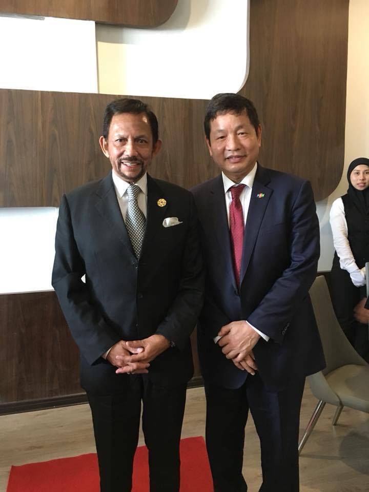 <p> Người đứng đầu FPT cùng Quốc vương Brunei Hassanal Bolkiah. Anh Bình cùng quốc vương Brunei khánh thành Trung tâm tiếng ANh - FPT Global Centre tại Đà Nẵng, mở ra quan hệ hợp tác thúc đẩy sự phát triển toàn diện trong cuộc Cách mạng công nghiệp lần thứ 4.</p> <p>  </p>