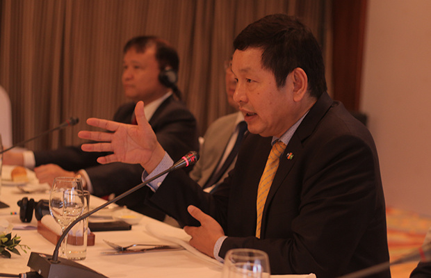 <p> Chủ tịch FPT Trương Gia Bình là người điều phối chương trình.</p>