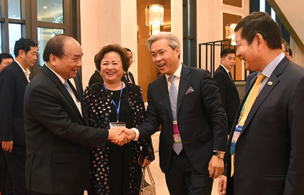 <p> Diễn đàn APEC 2017 diễn ra từ 6-9/11, tại Đà Nẵng với sự tham gia của 21 nền kinh tế thế giới. Ngoài nguyên thủ quốc gia, APEC còn có sự tham gia của các doanh nghiệp hàng đầu toàn cầu.</p> <p> Trong ảnh: Anh Trương Gia Bình cùng Thủ tướng Nguyễn Xuân Phúc tiếp đón các doanh nghiệp bên lề APEC.</p>