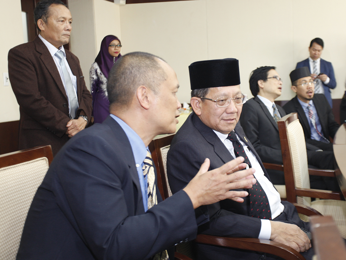 <p class="Normal" style="text-align:justify;"> Ông Haji Suyoi bin Haji Osman, Bộ trưởng Giáo dục Brunei cũng tham dự và nghe những chia sẻ của Phó Chủ tịch ĐH FPT Nguyễn Thành Nam. </p>