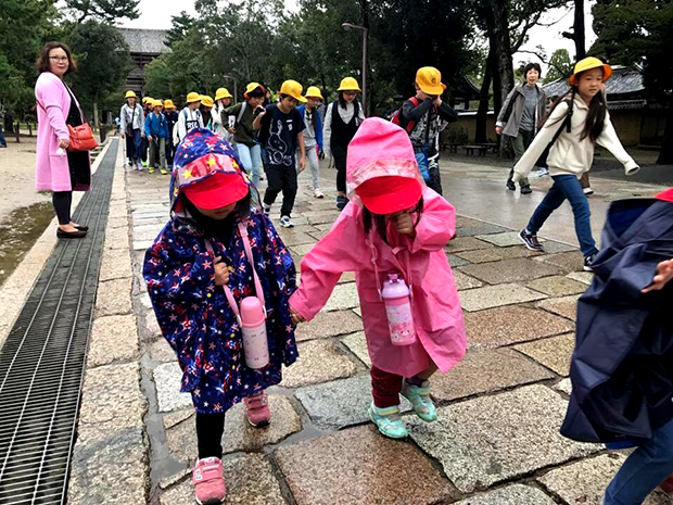 Những đứa trẻ Nhật nghiêm chỉnh xếp hàng vào nơi công cộng mà không cần người lớn nhắc nhở