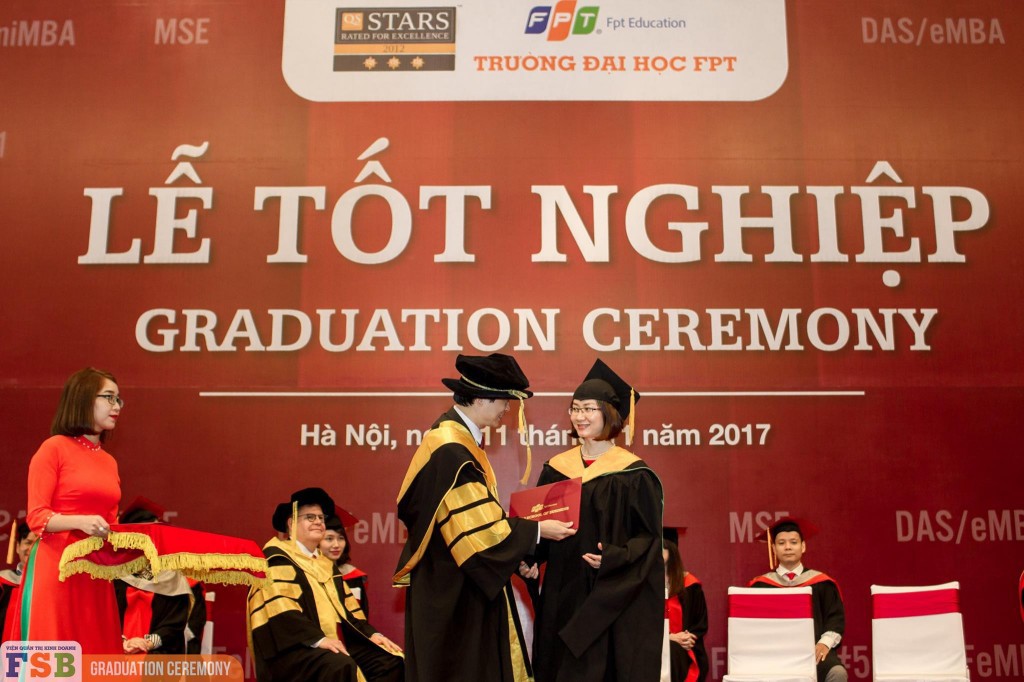<p class="Normal"> Kết thúc bài phát biểu, thầy Nguyễn Việt Thắng trao bằng tốt nghiệp và vắt dải mũ cho các học viên FeMBA.</p>