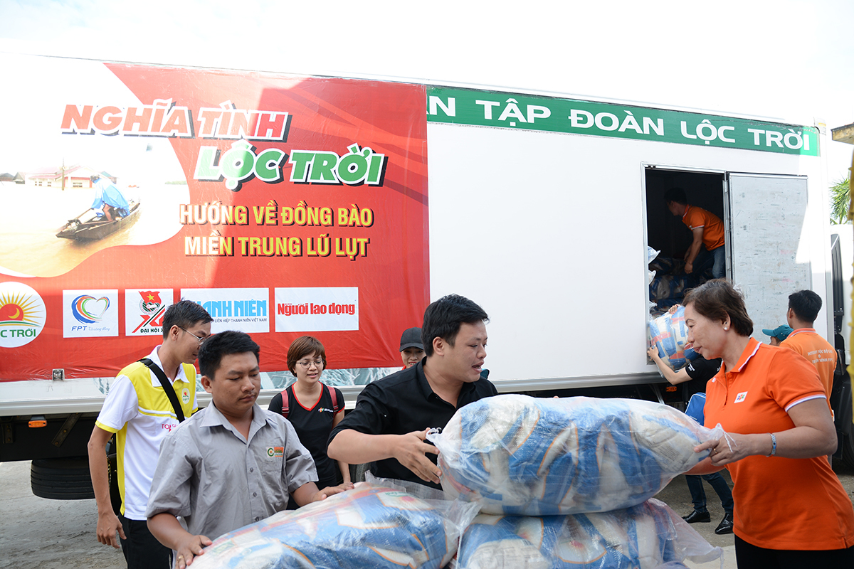 <p> Sáng sớm ngày 14/11, đoàn thiện nguyện FPT - Tập đoàn Lộc Trời đồng hành cùng báo Thanh Niên đã có mặt tại xã Ninh Sơn, huyện Ninh Hòa (Khánh Hòa) để bắt đầu các hoạt động cứu trợ người dân chịu thiệt hại bởi cơn bão số 12. Tham gia cùng đoàn FPT từ TP HCM còn có sự hợp lực của hơn 10 cán bộ nhân viên FPT Telecom Nha Trang và FPT Shop Nha Trang.</p>
