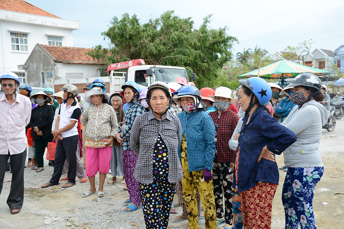 <p> Theo thống kê đến sáng ngày 9/11, toàn huyện Vạn Ninh có 19 người chết, 71 người bị thương, 641 căn nhà sập hoàn toàn; 19.700 nhà bị tốc mái/ hư hỏng, trong đó có 4.163 căn hư hỏng nặng; Thiệt hại về nông nghiệp khoảng 630 tỷ đồng; Thiệt hại về thủy sản khoảng 3.888 tỷ đồng.</p>