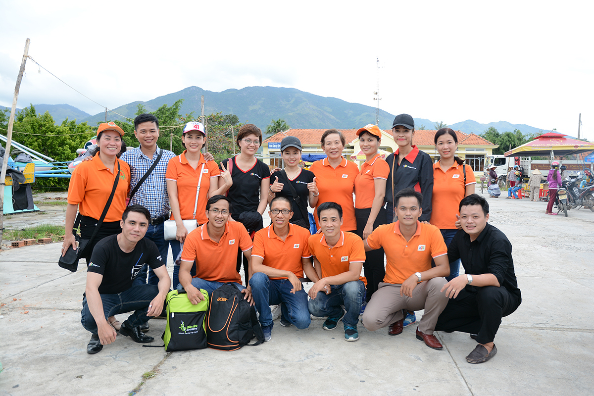 <p> Sau một ngày miệt mài trao tặng quà ở hai nơi, đoàn thiện nguyện FPT chia tay các thành viên trở về Nha Trang và tiếp tục hành trình đi Phú Yên để chuẩn bị cho hoạt động cứu trợ tại 4 xã miền núi của huyện Đồng Xuân.</p>
