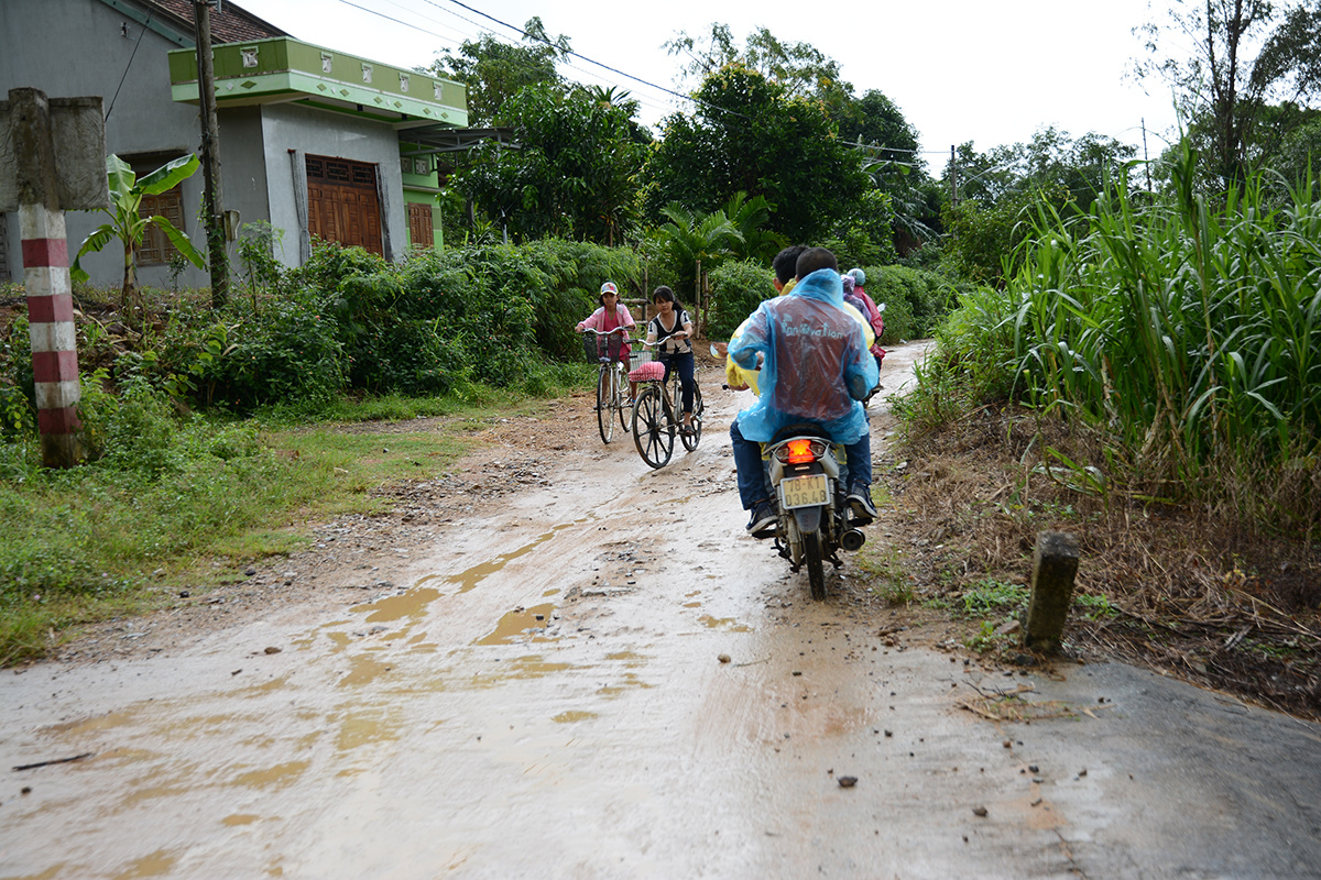 <p> Do xe ô tô không thể vào sâu các thôn của xã Xuân Sơn Bắc nên các thành viên đoàn thiện nguyện FPT đã mượn xe máy và vượt quãng đường lầy lội dài hơn 5 km để tiếp tục trao quà cho gia đình có người mất do bão số 12 tại địa phương.</p>