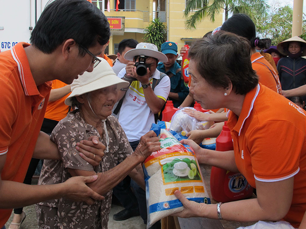 Bà Trương Thanh Thanh, Giám đốc trách nhiệm xã hội của FPT, trao quà cho các hộ dân xã Vạn Long, H.Vạn Ninh, Khánh Hòa