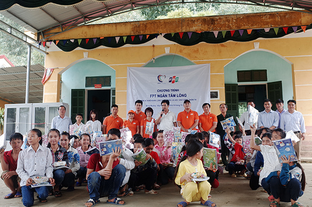 <p class="Normal"> Sau điểm trường Nhạp, đoàn thiện nguyện FPT tiếp tục tới thăm và cứu trợ tại Điểm trường Lau Bai thuộc Trường Tiểu học Lau Bai (Vầy Nưa, Đà Bắc, Hòa Bình) vào ngày 16/11. <br />  </p>