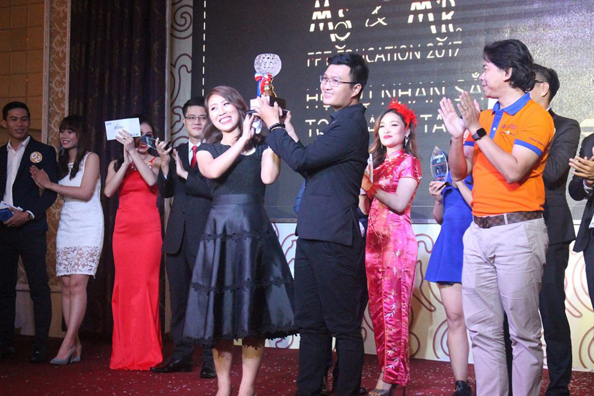 <p> Vượt qua 9 cặp đôi còn lại, Nguyễn Lê Trang và Võ Minh Quân đã xuất sắc ẵm giải Kim cương Mr & Ms FE 2017.</p>