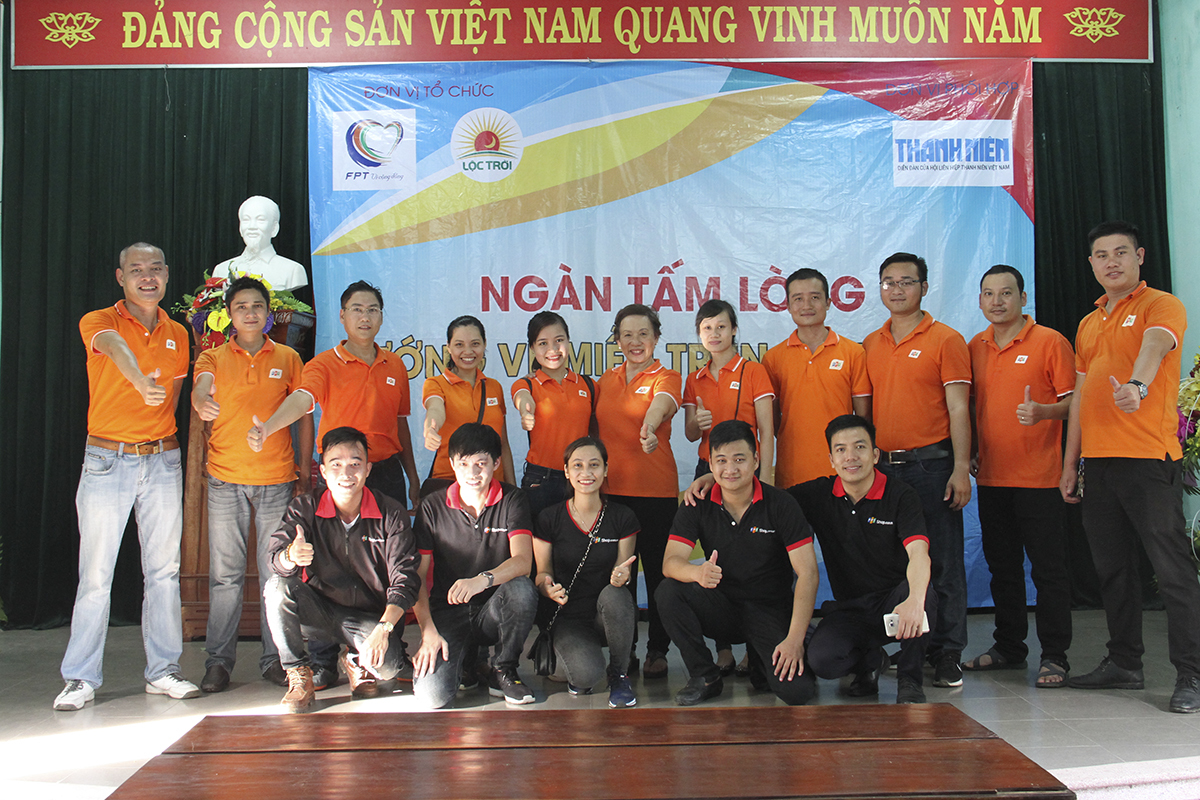 <p class="Normal" style="text-align:justify;"> Ngày 18/11, đoàn thiện nguyện FPT đã có chuyến đi đến tỉnh Thừa Thiên Huế. Hơn 15 cán bộ nhân viên FPT chi nhánh Huế tự nguyện đăng ký tham gia. </p>