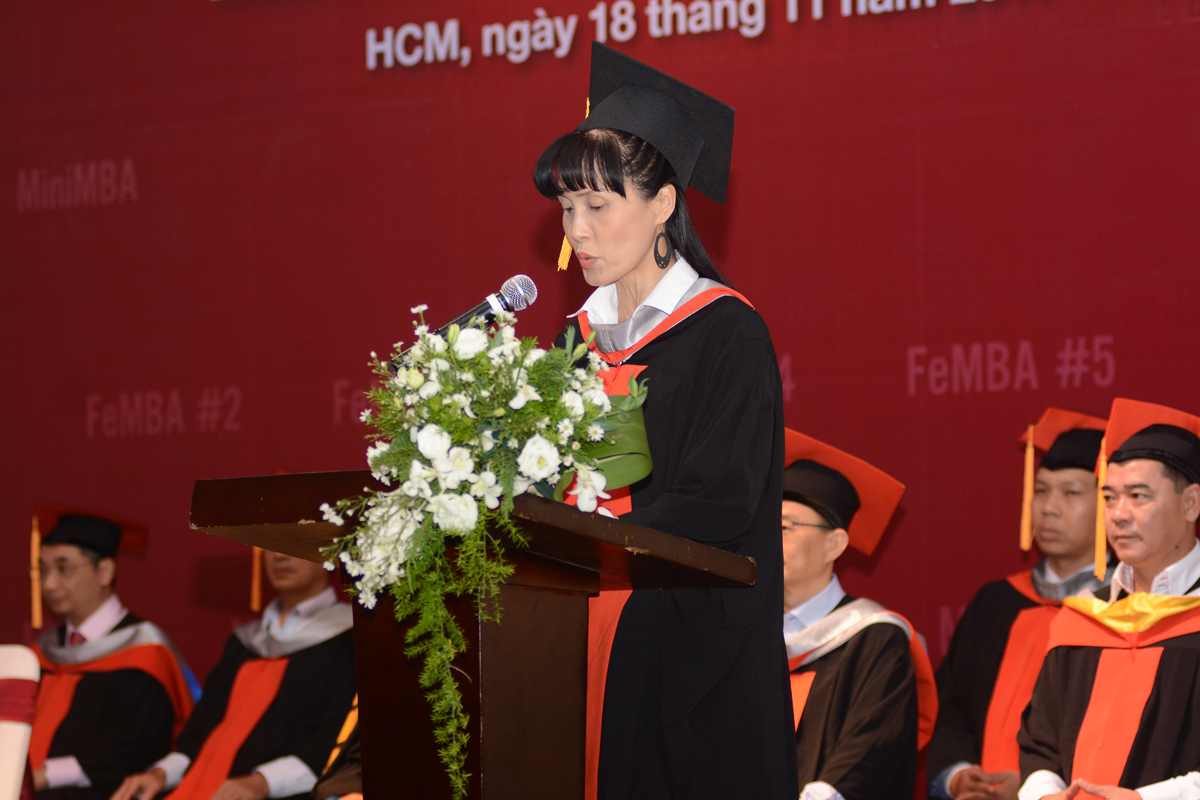 <p> GĐ Đào tạo FSB Nguyễn Hồng Phương đọc quyết định công nhận tốt nghiệp cho 133 Thạc sĩ đầu tiên của FSB phía Nam đủ điều kiện ra trường.</p>