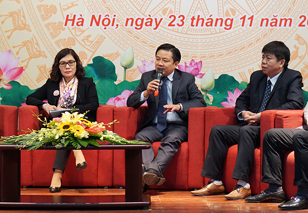 <p> Buổi tọa đàm về định hướng quản lý và phát triển CNTT thời gian tới đã diễn ra với sự tham gia của đại diện lãnh đạo thành phố Hà Nội và các lãnh đạo tập đoàn CNTT tại Việt Nam. </p>