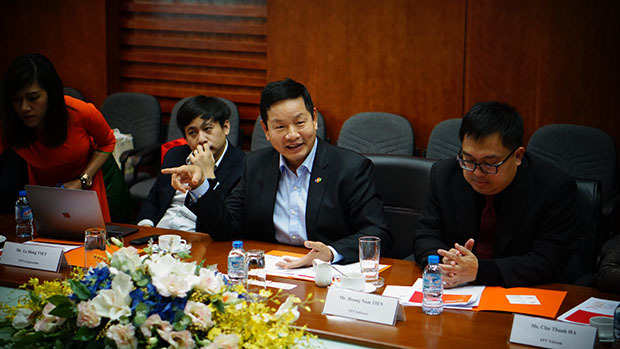 <p> Ấn tượng với phần chia sẻ của SK Group, anh Bình cũng giới thiệu về tương lai của công nghệ tại Việt Nam và các quốc gia Đông Nam Á - nơi mà phía tập đoàn Hàn Quốc đang ngỏ ý quan tâm đầu tư. </p>
