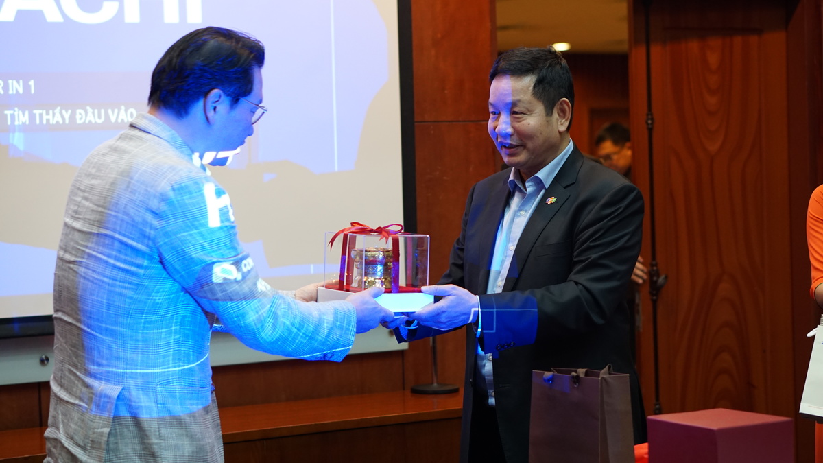 <p> Sau cuộc gặp, Chủ tịch Trương Gia Bình đã trao phần quà lưu niệm là một chiếc trống đồng - một trong những hình ảnh tiêu biểu cho văn hóa người Việt, một biểu tượng của người thủ lĩnh và quyền lực.</p>
