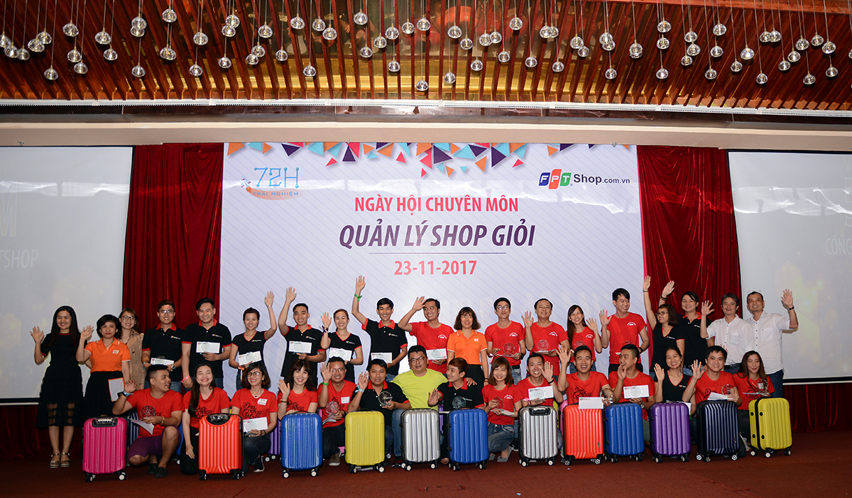 <p> Trong ngày hội chuyên môn tổ chức tại Hà Nội, đơn vị cũng đã vinh danh 15 quản lý/phó quản lý shop có thâm niên 5 năm cống hiến. </p>