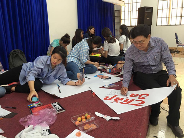 Giảng viên chủ nhiệm đồng hành cùng các bạn sinh viên Cao đẳng FPT Polytechnic Hồ Chí Minh trong hoạt động trang trí báo tường chào mừng ngày Nhà giáo Việt Nam 20/11.
