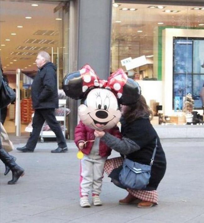<p> Con gái mẹ biến thành chuột Mickey rồi. </p>