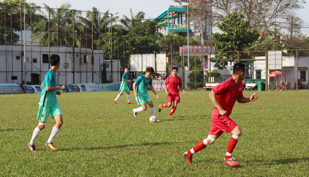 Trận derby FPT HCM là cuộc đụng độ của 2 đội bóng nhiều duyên nợ FPT IS - FPT Telecom (áo đỏ).