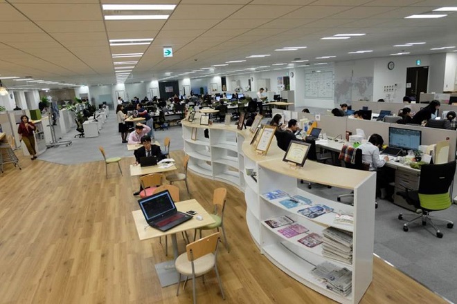 <p class="Normal" style="text-align:justify;"> Văn phòng tại Tokyo - khu đầu não của Tập đoàn FPT tại Nhật Bản - được khai trương cuối năm 2015 dưới sự thiết kế của Giám đốc Mỹ thuật FPT Software Bùi Anh Tuấn (FHO.ART). Tổng diện tích của văn phòng là 1.350 m2, cung cấp khoảng 200 chỗ làm việc, 8 phòng họp và các khu vực chức năng khác.</p>