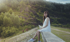 Nữ nhân viên 9x khoe vẻ đẹp tự nhiên