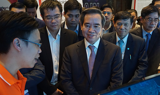 Trưởng ban Kinh tế Trung ương Nguyễn Văn Bình đánh giá cao các công nghệ FPT đang phát triển.