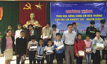 FPT trao tặng 200 suất quà cho trẻ em Huế và Quảng Trị