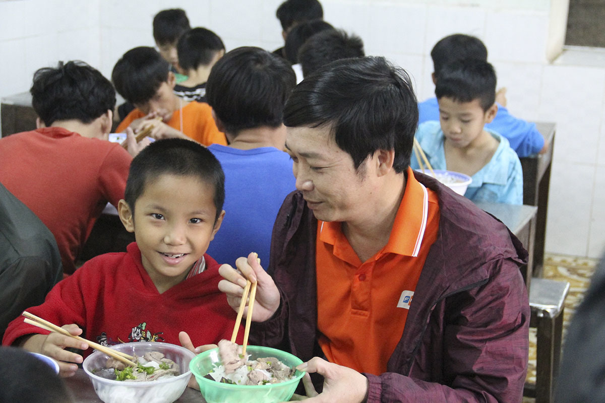 <p class="Normal" style="text-align:justify;"> Đoàn FPT còn dành tặng 120 suất ăn trưa cho trẻ em Làng hy vọng. </p>