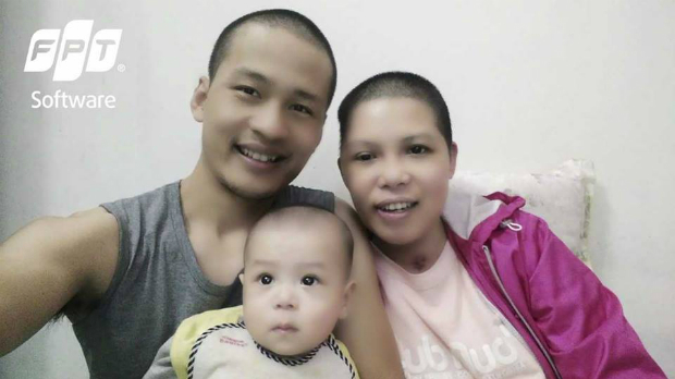 Nụ cười hạnh phúc của 2 vợ chồng chị Nguyễn Thị Mười bên con trai kháu khỉnh sau quãng thời gian dài chị chiến đấu với căn bệnh u màng não. Ảnh: NVCC.