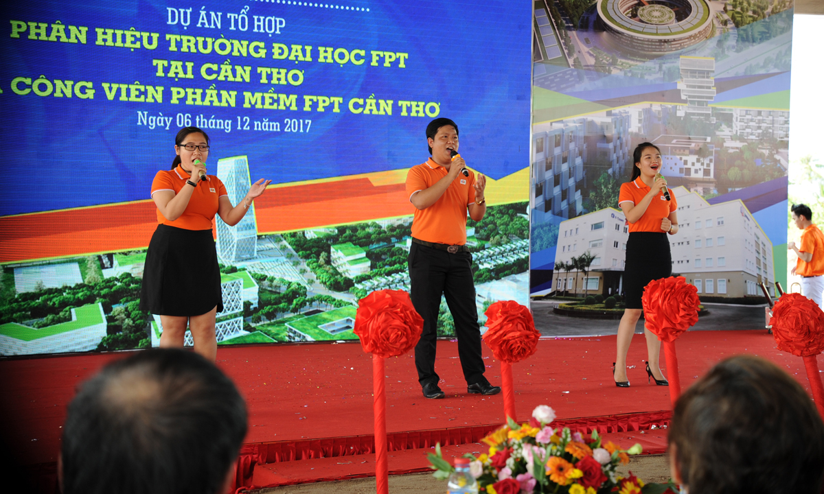 <p> Đoàn Văn công FPT HCM với liên khúc Dòng sông lời thề và Tre nứa vượt đại dương - hai sáng tác của nhạc sĩ Trương Quý Hải.</p>