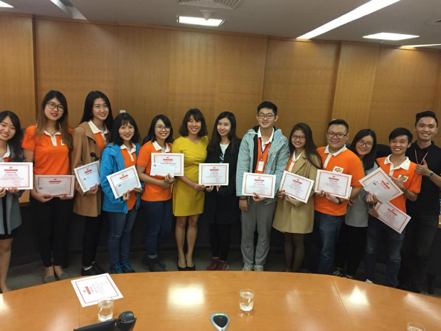 Ghi nhận những đóng góp của các bạn của các đại sứ sinh viên trong năm 2017, Ban Nhân sự Tập đoàn đã vinh danh 21 bạn sinh viên. Trong đó, có 12 đại sứ đến từ Hà Nội và 9 đại sứ đến từ Thành phố Hồ Chí Minh. Ảnh: NVCC.
