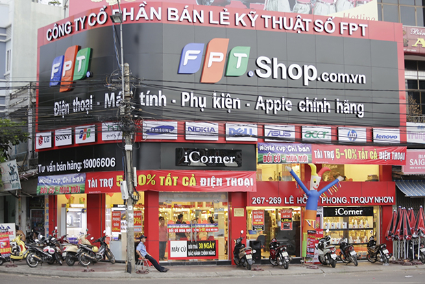 FPT Shop và Vietnamobile sẽ áp dụng chương trình VNM 102 "Có 1 không 2, Mua cực dễ - Giá cực rẻ", hỗ trợ giá mua điện thoại chính hãng của các thương hiệu đang được kinh doanh bởi FPT Shop.