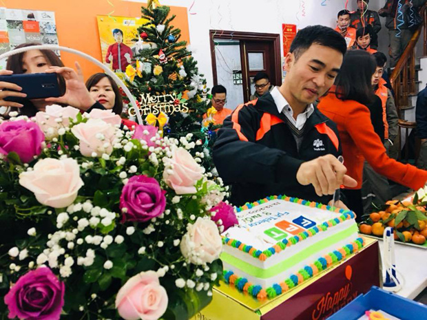 <p class="Normal"> Anh Nguyễn Thế Nhiệm, Phó Giám đốc phụ trách kỹ thuật chi nhánh, hào hứng cắt bánh sinh nhật. Anh mới vào FPT được 2 tháng.</p>