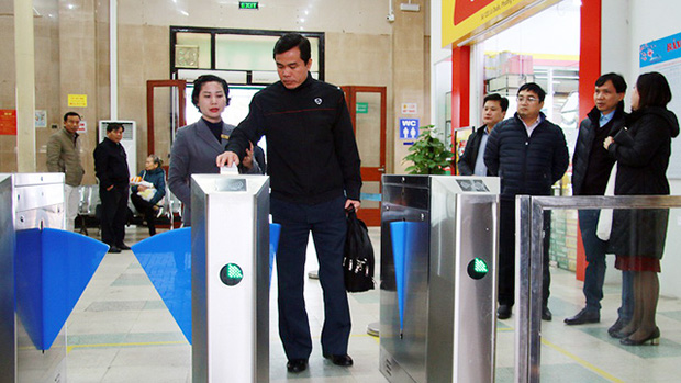 Cửa soát vé tự động đặt tại 3 ga lớn là Hà Nội, Đà Nẵng, Sài Gòn. Ảnh: Tuổi Trẻ.