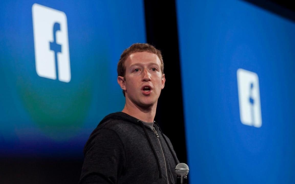 <p class="Normal"> <strong>10. Mark Zuckerberg - <span>Tài sản: 56 tỷ USD</span></strong></p> <p class="Normal"> Trước khi thành lập mạng xã hội nổi tiếng Facebook trong thời gian học đại học, Mark Zuckerberg đã có một số dự án thành công khác. Khi còn ở trung học, anh đã viết một phần mềm gợi ý bài hát có Synapse.</p> <p class="Normal"> Tới năm 2002, một số công ty phần mềm, gồm Microsoft và AOL có hứng thú với Synapse và đề nghị Zuckerberg về làm việc cho họ, nhưng anh đã từ chối và ghi danh vào trường Harvard.<br /><br /> 5 năm sau đó, Microsoft mua 1,6% cổ phần Facebook với giá 240 triệu USD. Hiện Facebook là mạng xã hội lớn nhất thế giới với 2 tỷ người dùng hằng tháng.</p>
