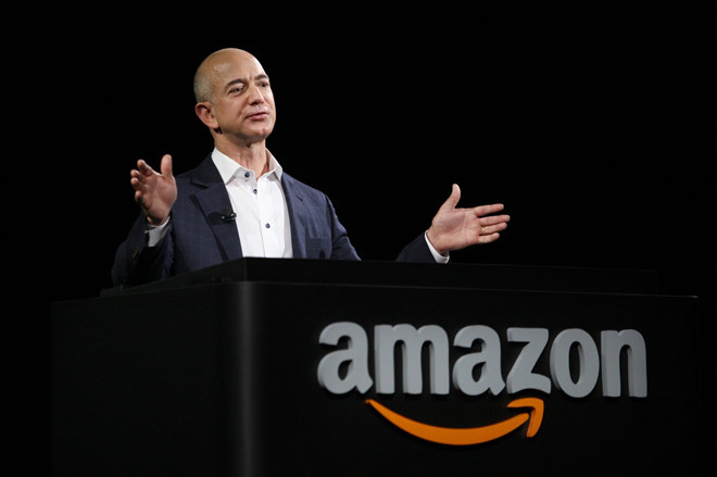 <p class="Normal"> <strong>8. Jeff Bezos - Tài sản: 72,8 tỷ USD</strong></p> <p class="Normal"> Công việc đầu tiên của ông là lật bánh kẹp (những năm 1980) với mức lương: 2,69 USD/giờ (tương đương 8 USD/giờ hiện nay).</p> <p class="Normal"> Nhà sáng lập Amazon - Jeff Bezos đã đi từ nhân viên làm thêm phụ trách nhiệm vụ lật bánh kẹp tại cửa hàng McDonald's trở thành một trong những tỷ phú giàu nhất thế giới.</p> <p class="Normal"> “Trong tuần làm việc đầu tiên của tôi, một máy chiết nước sốt cà chua bị kẹt và phun đầy nước sốt vào khắp các ngõ ngách trong bếp. Và vì tôi là người mới, họ đã bắt tôi dọn dẹp”, Bezos kể lại.</p>
