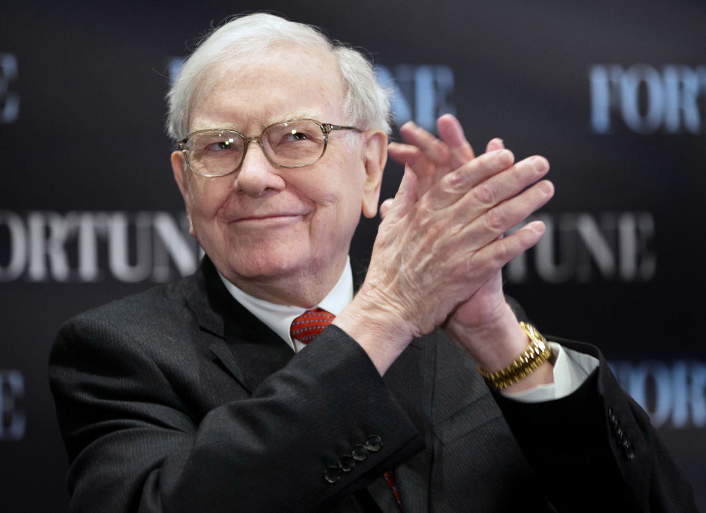 <p class="Normal"> <strong>9. Warren Buffett - <span>Tài sản: 75,6 tỷ USD</span></strong></p> <p class="Normal"> Công việc đầu tiên của ông là giao báo (1944) với m<span>ức lương 175 USD/tháng (tương đương 2.433 USD/tháng hiện nay).</span></p> <p class="Normal"> Warren Buffett bắt đầu sự nghiệp với công việc giao báo cho tờ Washington Post. Năm 15 tuổi, ông đã tiết kiệm được 2.000 USD và đầu tư 1.200 USD vào một trang trại rộng hơn 16ha với hợp đồng chia sẻ lợi nhuận. Nhà đầu tư huyền thoại này hiện là Chủ tịch kiêm CEO của Berkshire Hathaway, có tài sản lến tới 75,6 tỷ USD.</p>