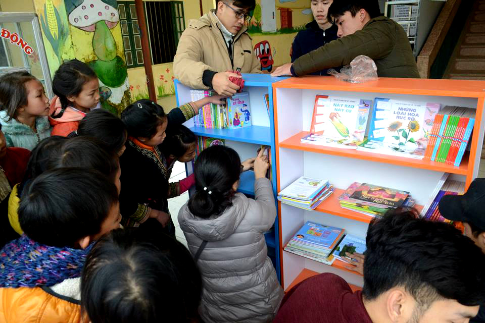 <p class="Normal"> Tiểu học Bản Khoang có 100% là học sinh người dân tộc Dao và Mông. Trong đó gần một nửa các em ở nội trú tại trường với điều kiện sinh hoạt rất khó khăn.</p> <p class="Normal">  </p>