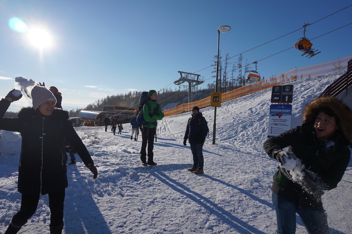 <p> Hai thành viên trong đoàn tranh thủ chơi ném tuyết trong lúc di chuyển. <span style="color:rgb(0,0,0);">Slovakia có nhiều điểm hấp dẫn du khách, đặc biệt là mùa đông. Tuyết che phủ trên những ngọn núi luôn hấp dẫn những du khách ưa thích mạo hiểm.</span></p>