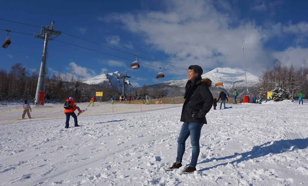 <p> <span class="_5yl5">Anh Chung Hung Fuc, người Đức, FPT Germany, chọn cách ngắm </span>các đồng nghiệp chơi đùa với tuyết.</p>